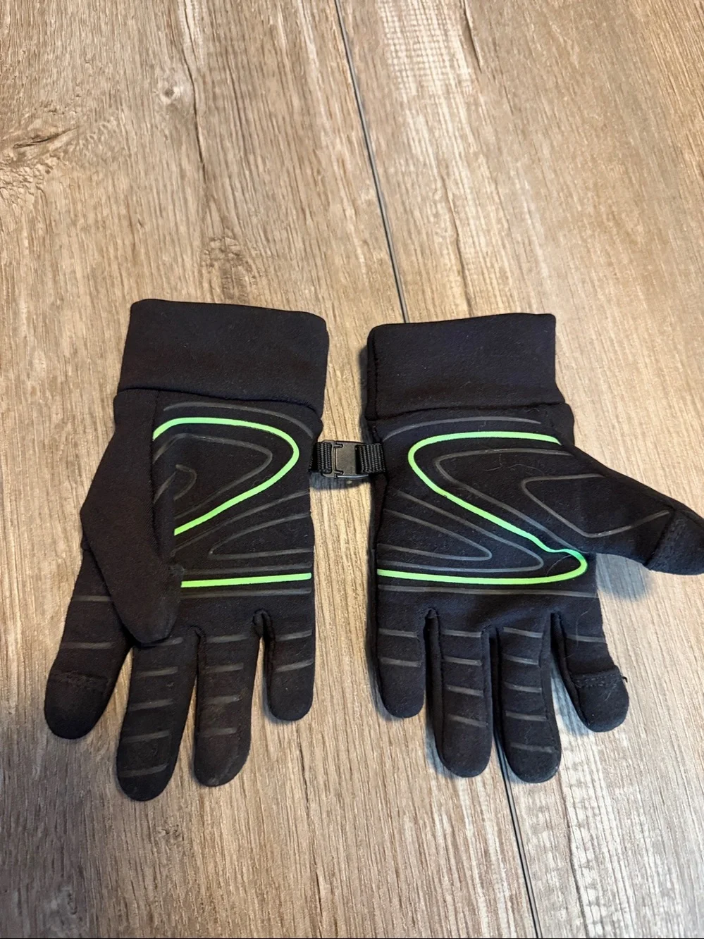 HEAD Kids Touchscreen Gloves featuring neon green branding and a connecting cli